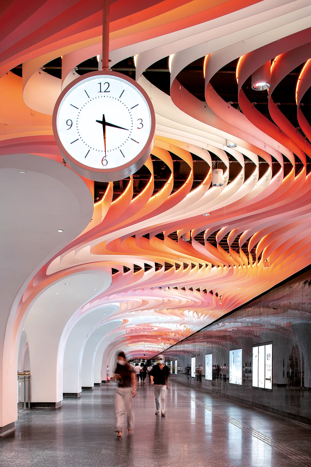 彎曲的水波天花板由數萬塊鋁板經 過切割、彎曲、拼接而成，使人聯想到地鐵線上方的黃浦江