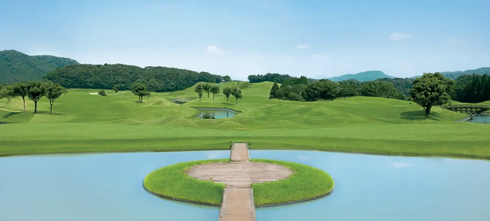 第 10 洞球道上的「校長鼻孔 Principal's Nose」沙坑，感受風格獨具的巧思，為球場增添童趣與戰略深度