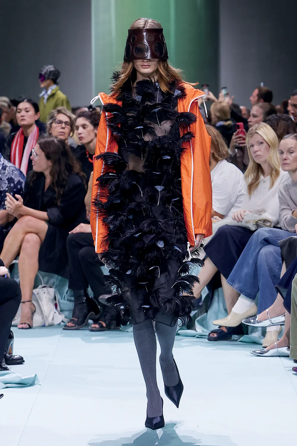 Chanel 2025 春夏系列以各 式羽毛裝飾在洋裝、罩衫等不同單品