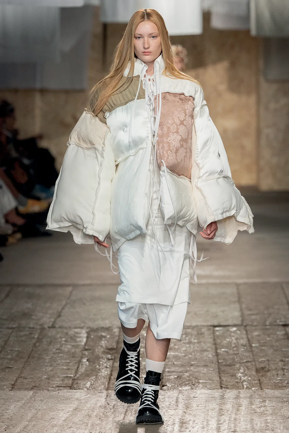 Stella McCartney 則是用粉彩棉花人工纖維製 作如雲朵般軟綿的衣服