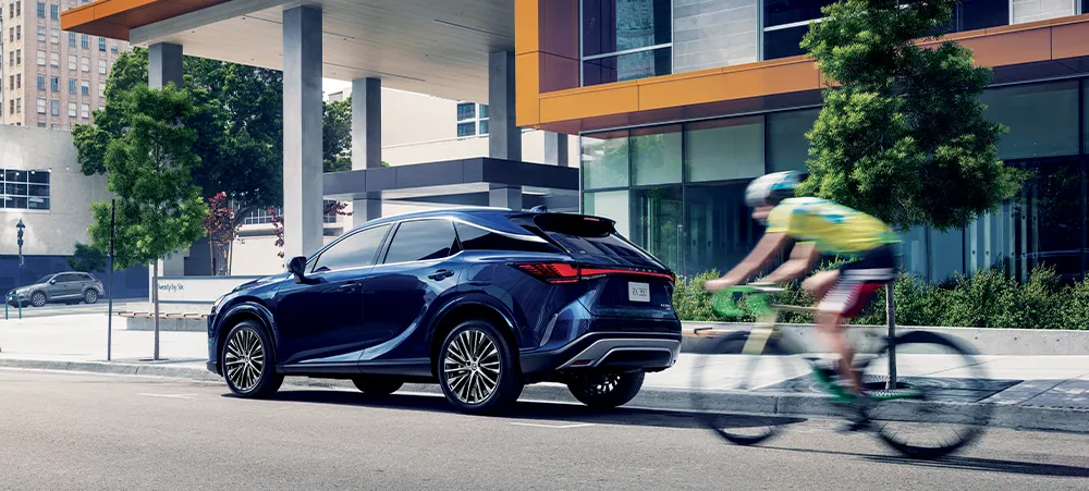 Lexus 豪華休旅系列 NX、RX、UX 皆配備 Lexus Safety System + 3.0 智動駕 駛輔助系統，提供人與毛孩全方位主動安全保障