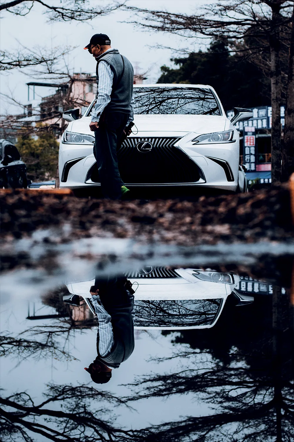 雨中的Lexus RX 500h 與行人倒影