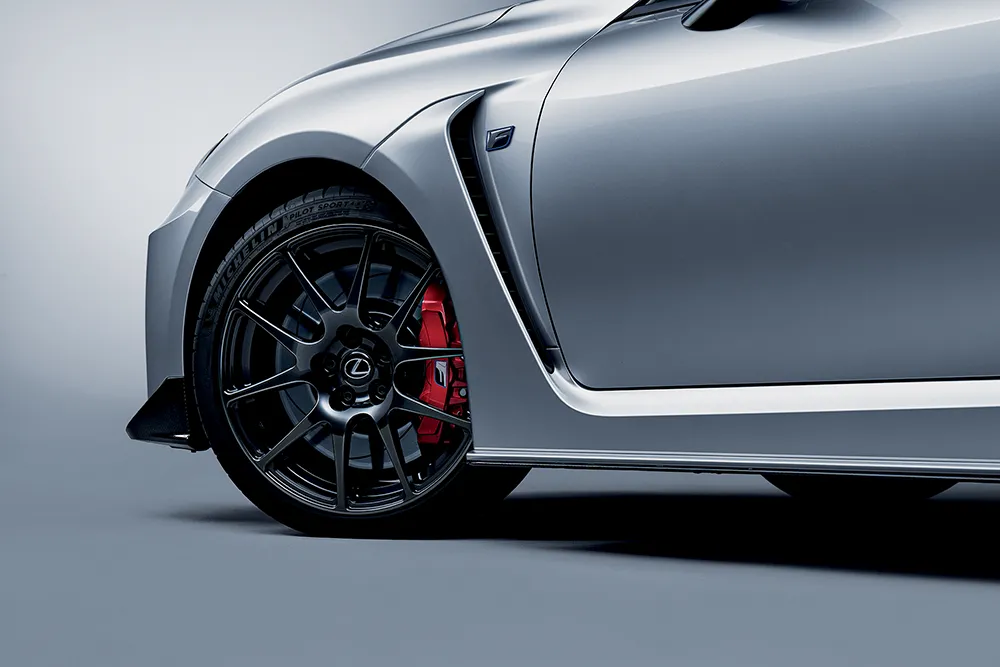 RC F Final Edition 黑色為底紅色為輔的框邊妝 點