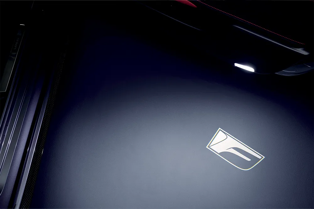 RC F Final Edition 側葉子板與後廂蓋 上的「F」性能徽章
