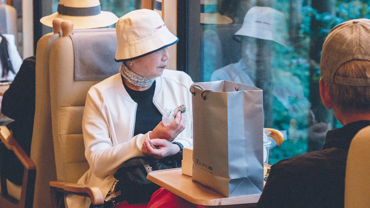 搭乘以台灣紅檜與扁柏打造的福森號列車
