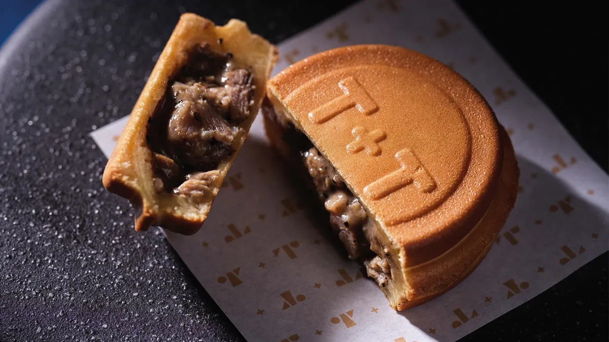 經典料理「玫瑰鴨松露車輪餅」以香料油封鴨腿潤澤入味