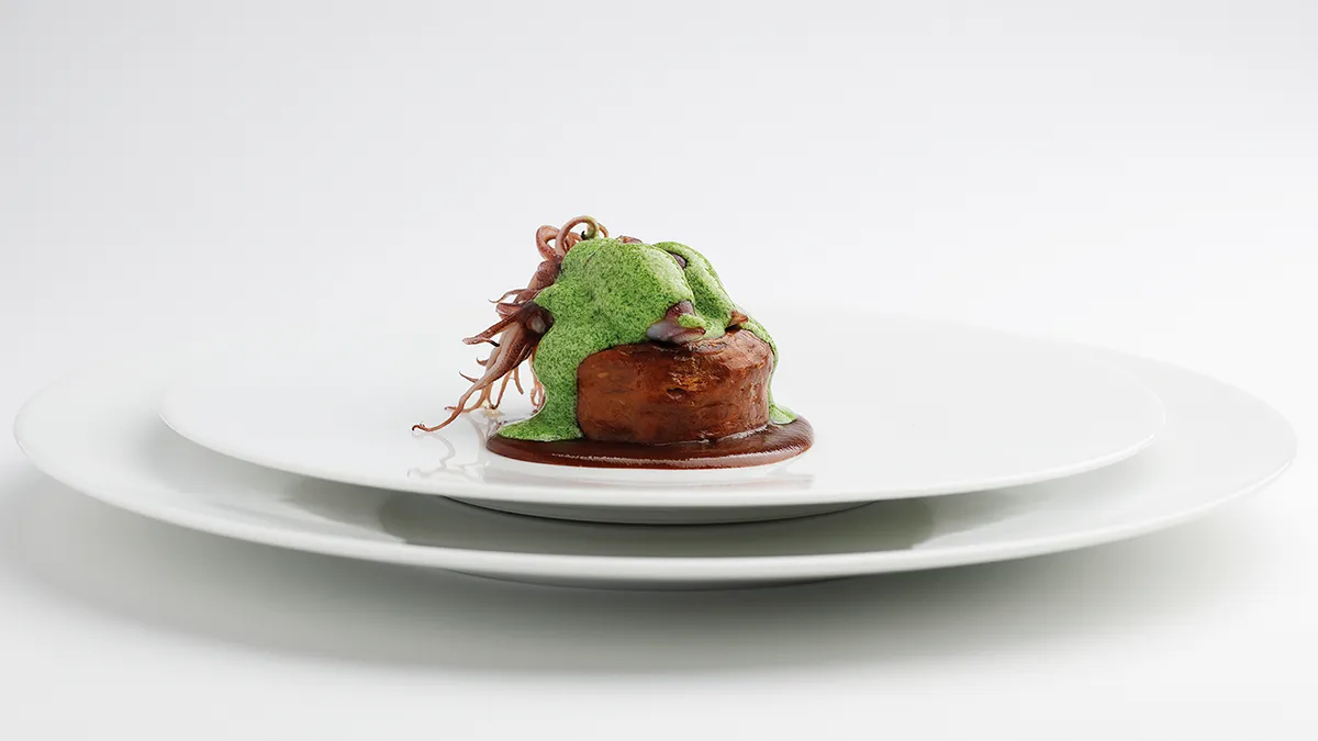 招牌菜「黃酒醃上海大閘蟹」便融入中菜元素