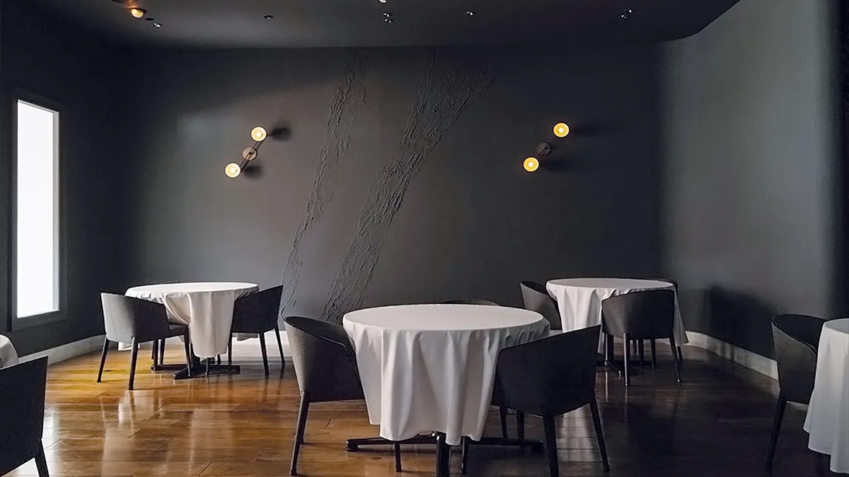 La Cime（為法文「山峰」之意）以三角徽標象徵「料理、空間、賓客」於山巔合而為一