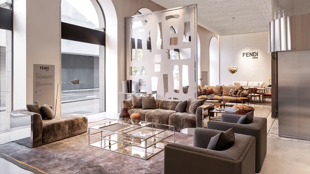 柔和的 Cover 沙發使用的多種布料、皮革、顏色與細節都突顯出 Fendi 的經典設計元素