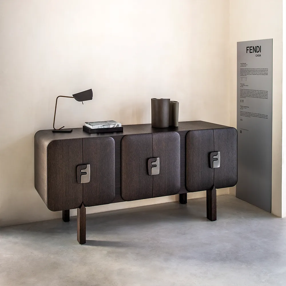 Peter Mabeo 用柔和線條勾勒出全新的 FF Logo，進而構思出 Efo 邊桌和櫥櫃