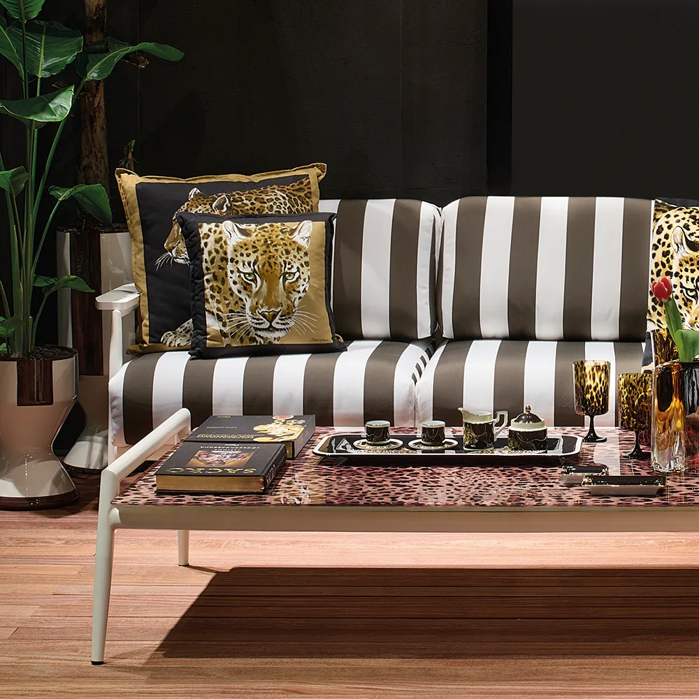 純淨白色與濃鬱綠色相得益彰，呼應地中海森林的蓊鬱生機