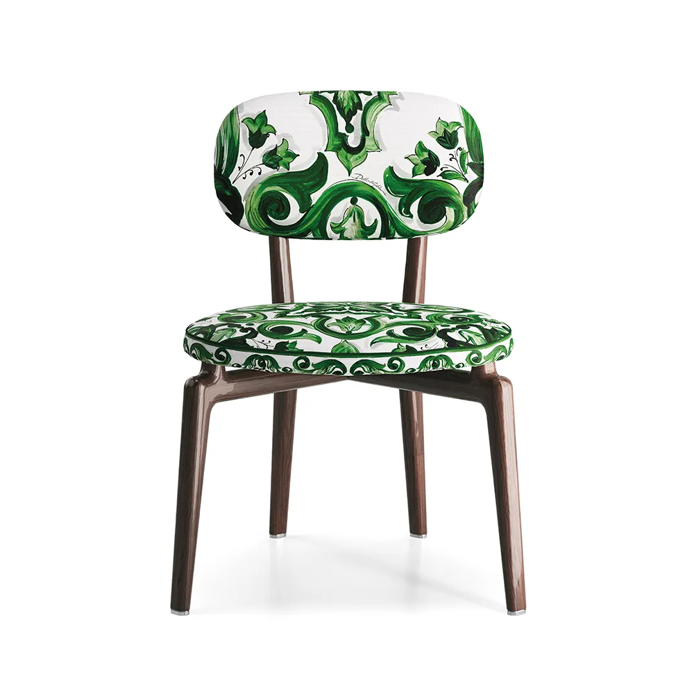 全新 Gotham 系列家具融蘊暗夜魅力，以柔美線與蜿蜒幾何再現 1920 至 1930 年代的雋永風格