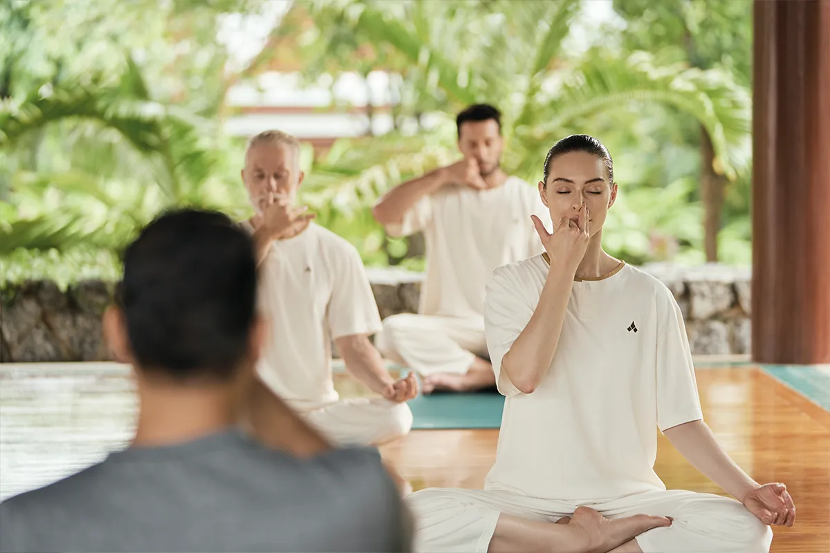 融入瑜伽、冥想、自然療法等東方傳統手法
