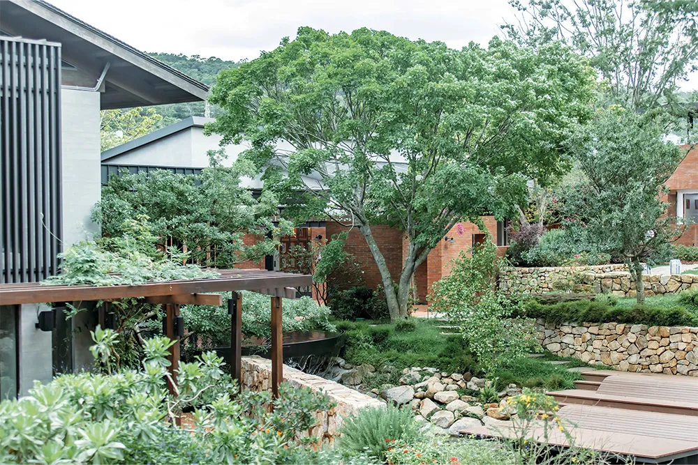 園區內可見意境高雅的日式庭園造景與如同布查特花園四季分明的繽紛花卉景緻