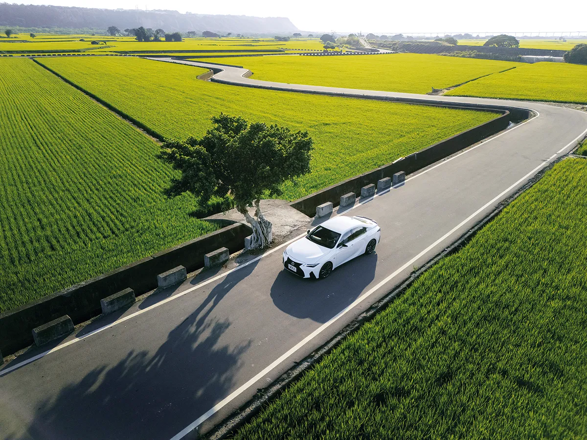 IS 300h行經田野間