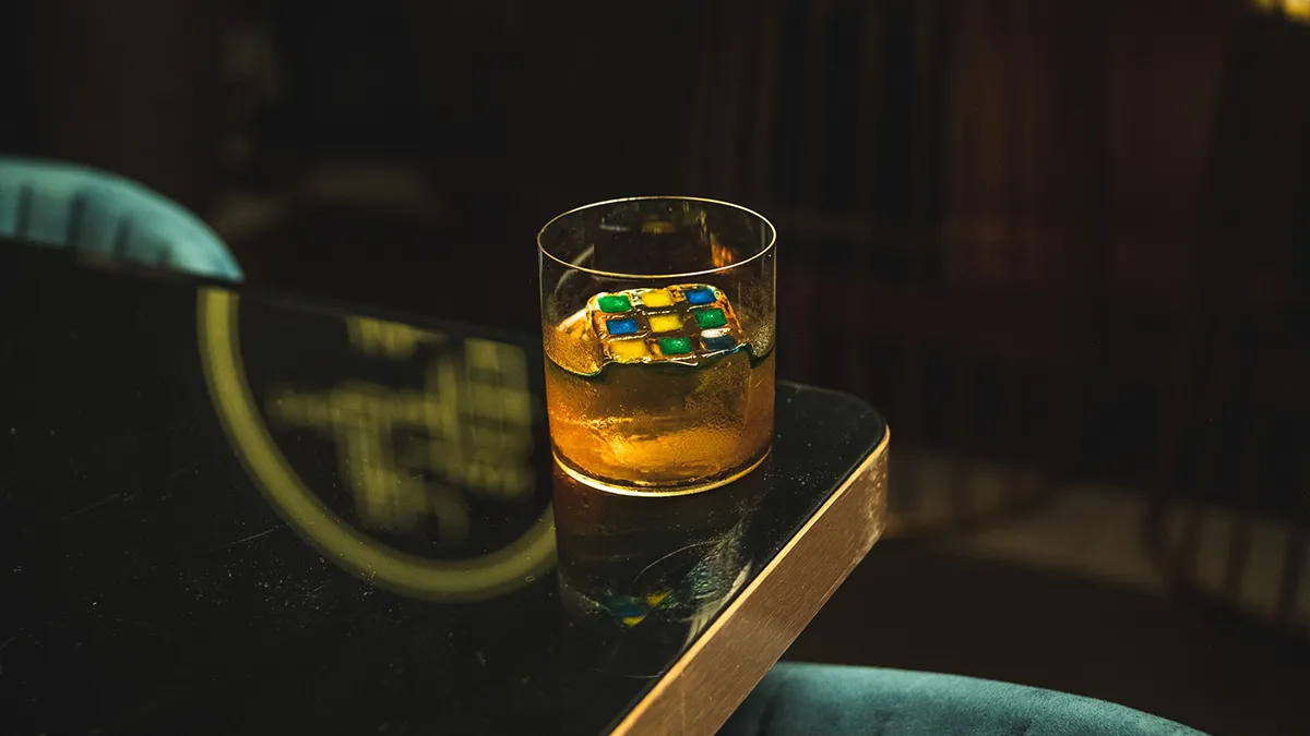 酣呷餐酒「全食物利用」將果皮、咖啡渣、香草梗等二次利用，製作 成糖漿、苦精或裝飾，減少浪費