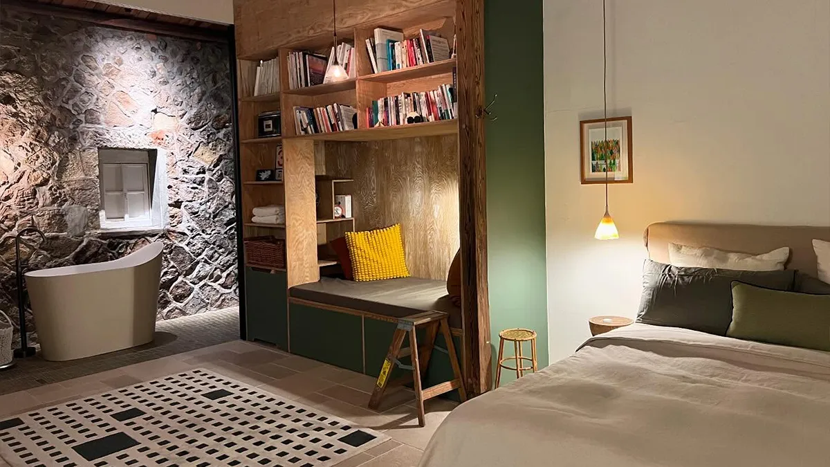 運用修復再生的老 家具與珍藏書籍，交織出歲月靜好的氛圍，讓旅人感受到舊物新 生的魅力