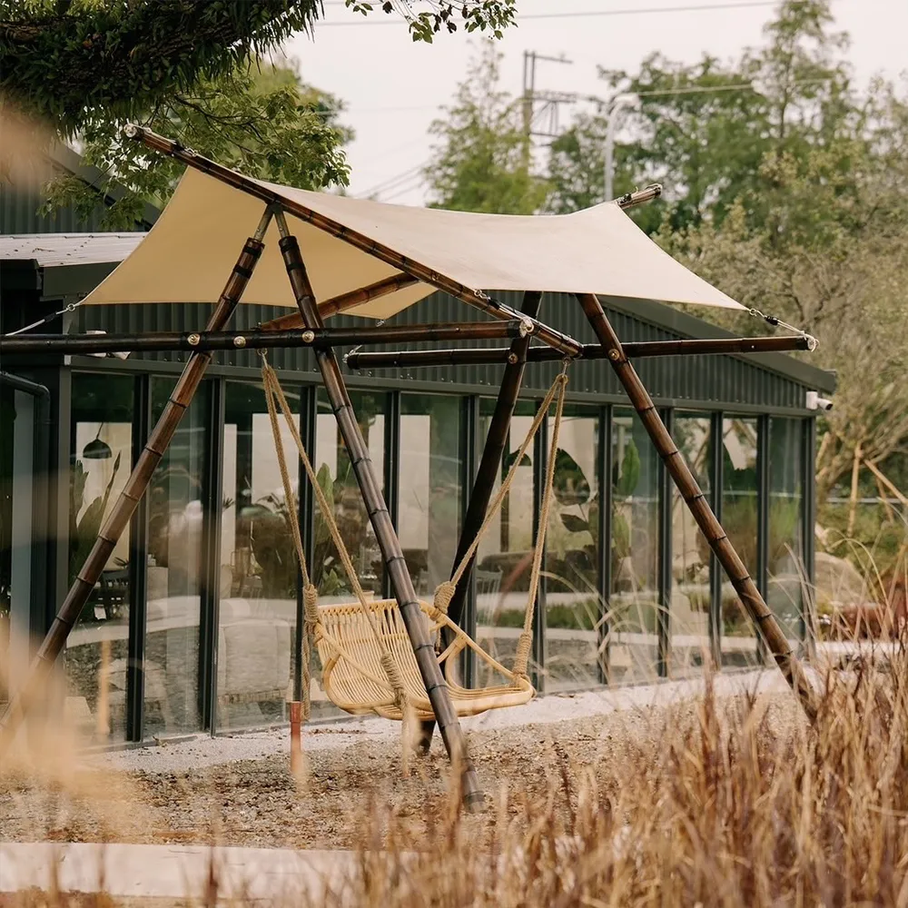 以圓弧波波屋帳篷創造出與環境共存的場域，內部細節皆遵循環保標準