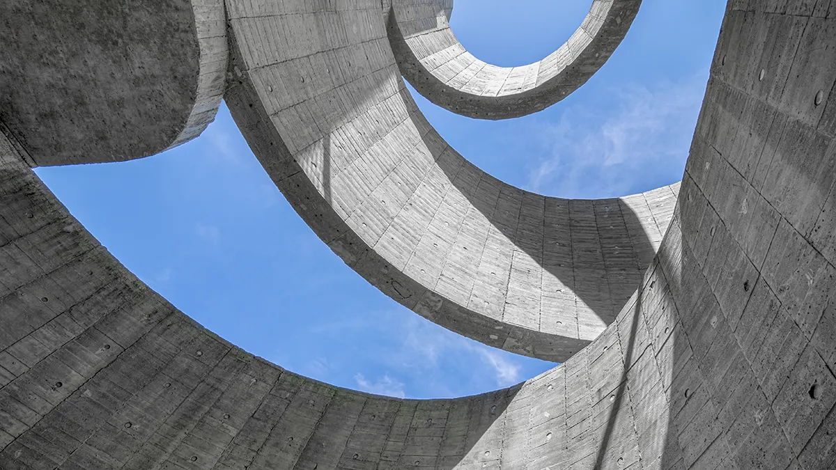 生態泳池運用 水生植物淨化水質、紫外線殺菌取代化學藥劑，減少對環 境的影響