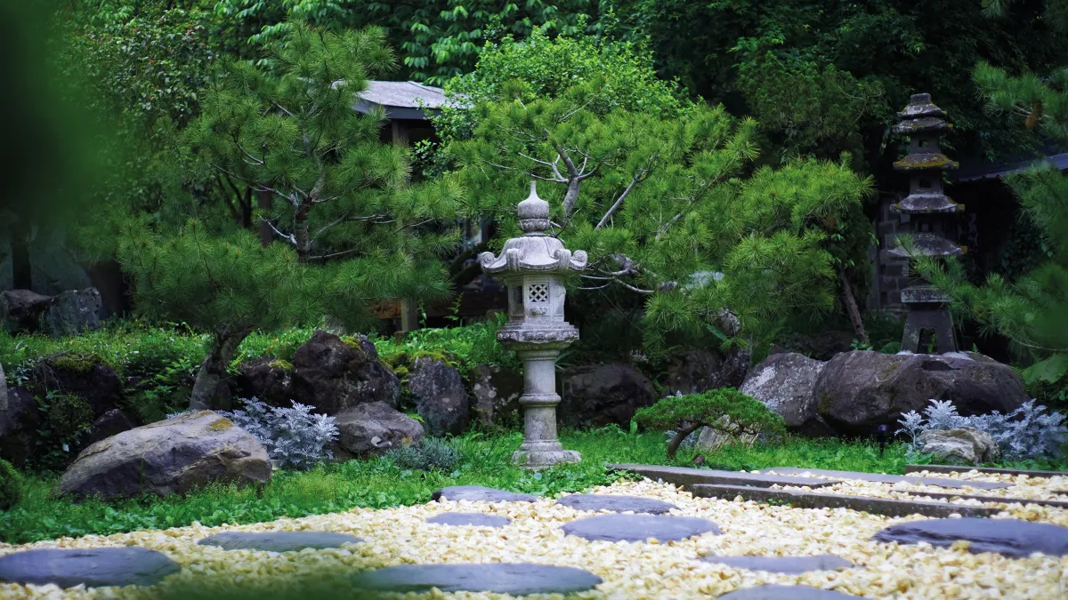 融合禪意庭園美學與自然靜謐氛圍的蔬食殿堂