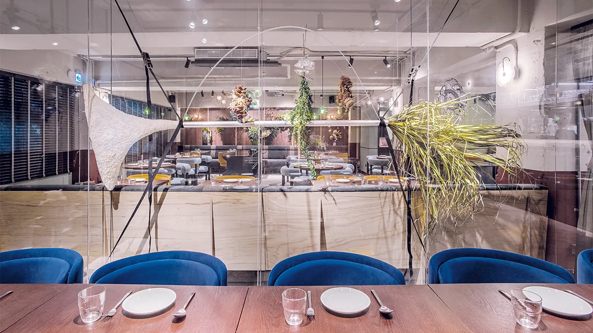 室內空間以苔綠、赭紅與胡桃木等低彩度色調裝飾