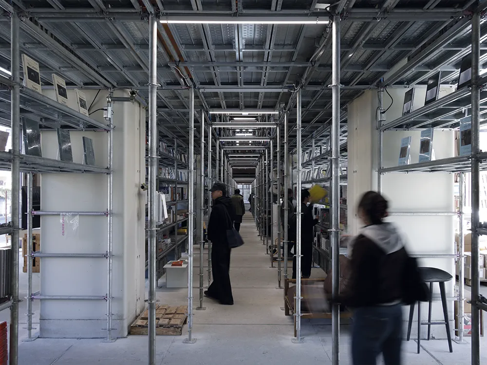 採用鷹架，兼具擱架、儲物和通道的功能