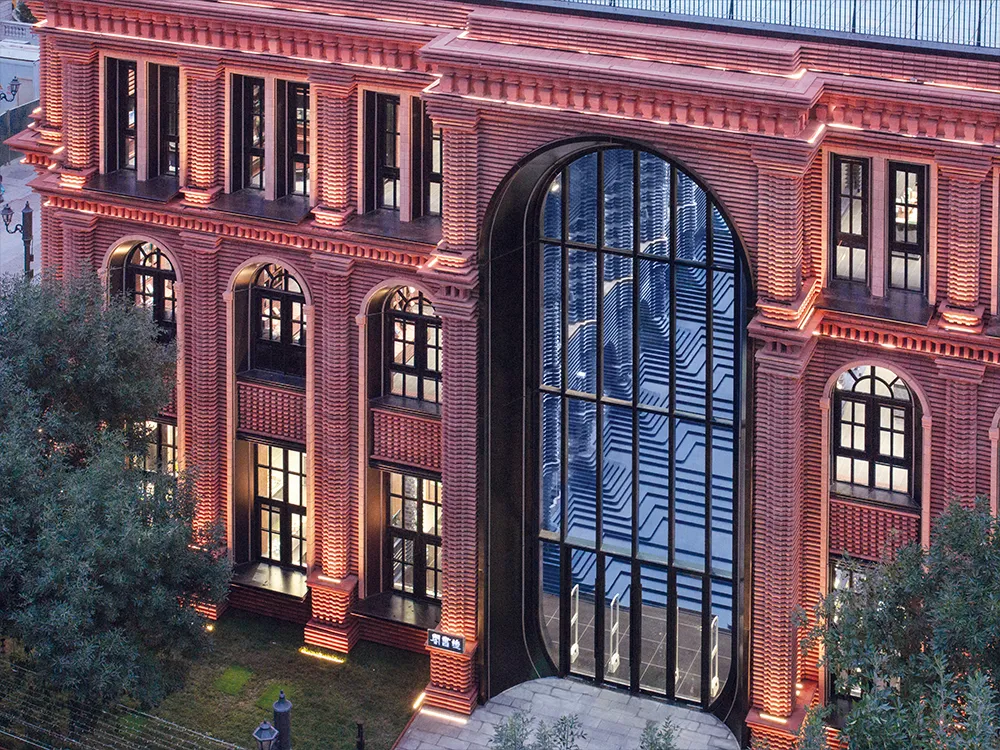 運用磚與金屬兩種主要材質的交織錯落