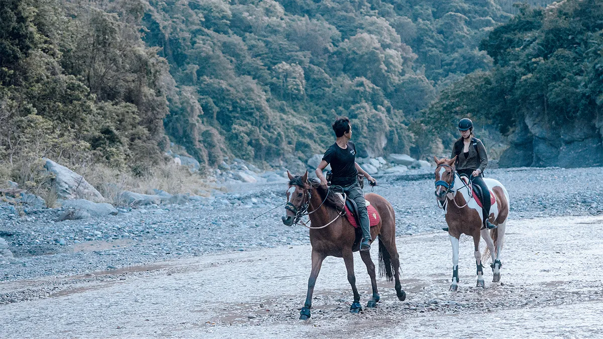 騎乘至全台唯一位於崖壁上的洞窟溫泉──「摩里沙卡野溪溫泉」溯溪而行