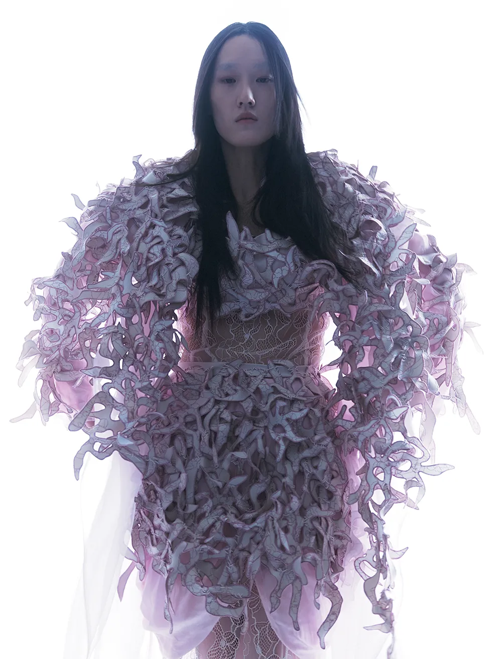 〈迷離〉是夜色中閃爍的城市光點，以亮片毛料與霧光緞面交織出微醺的浪漫