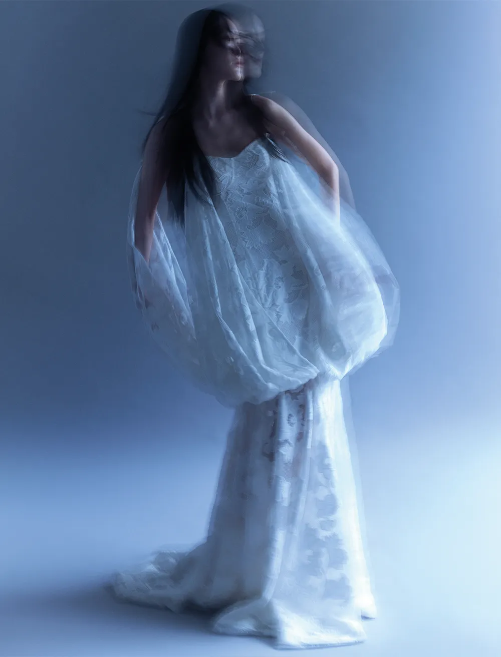 〈水月〉用漸層印花與抽皺細節捕捉水光般的短暫