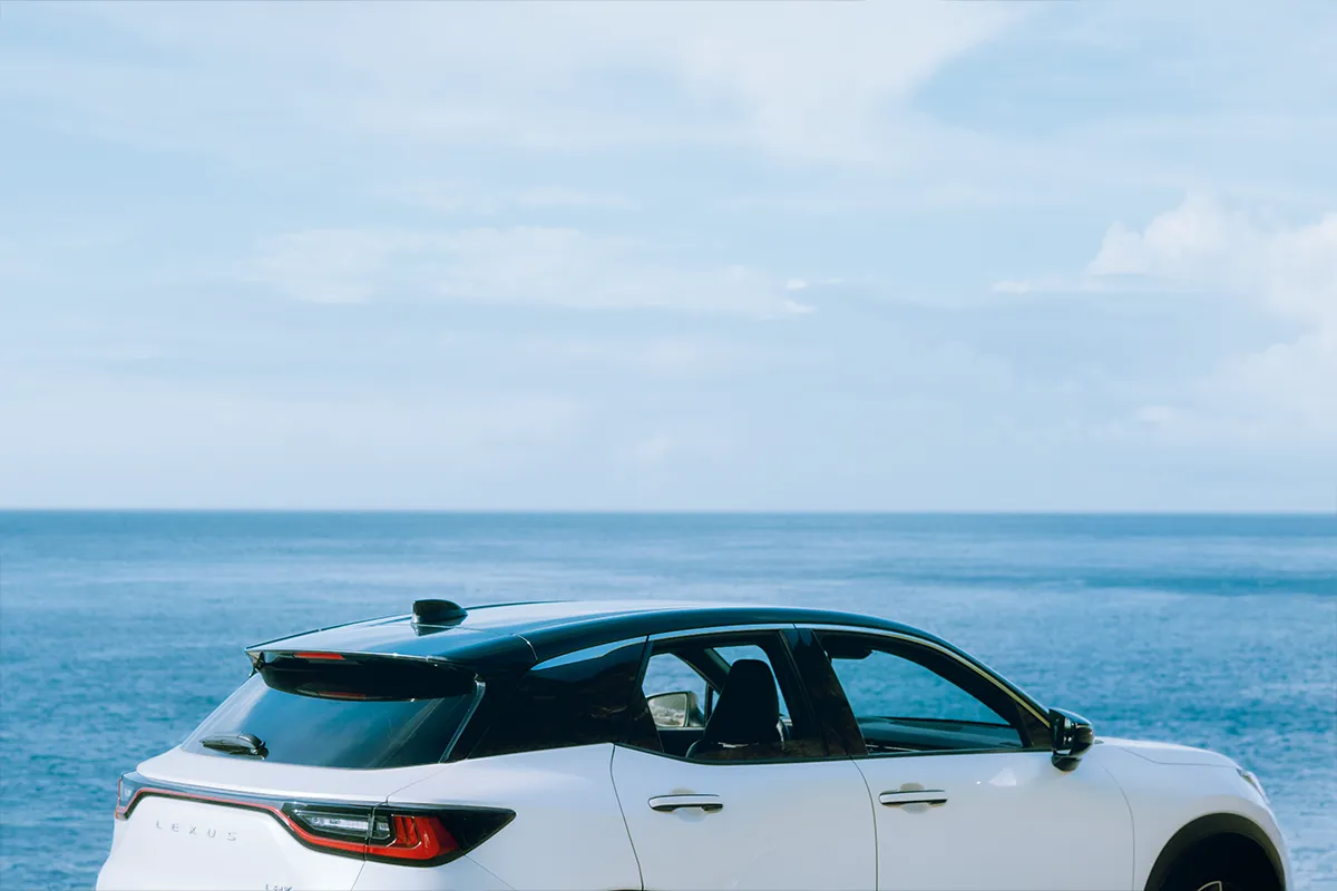 停在海邊的白色 LEXUS LBX