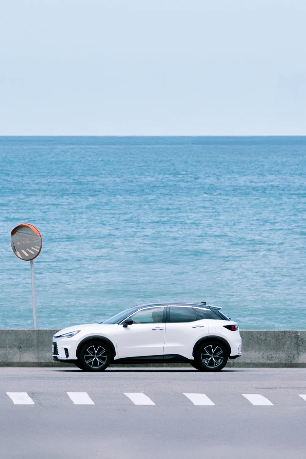 LEXUS LBX停在靠海的路口