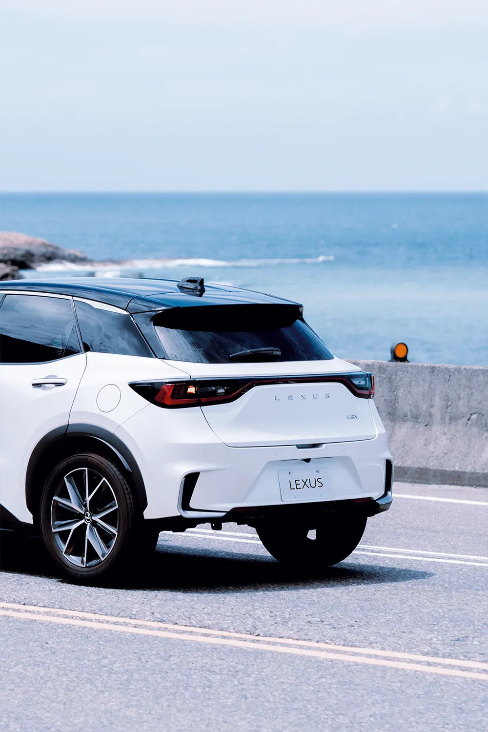 LBX 行駛於海邊道路上