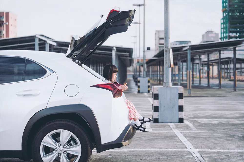 薛越的女兒坐在 Lexus 後車廂