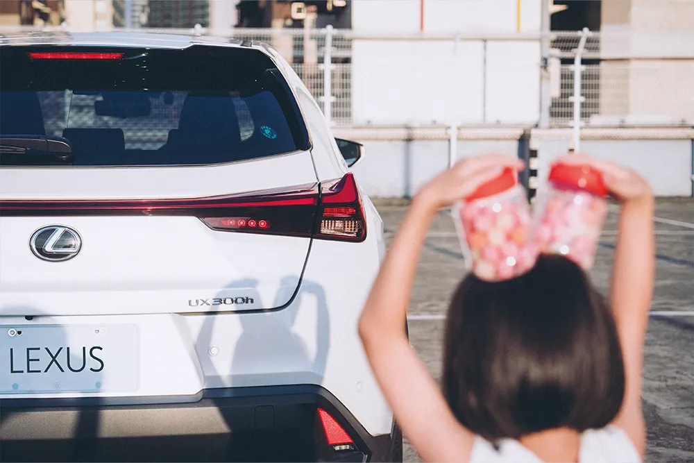 薛越的女兒在夕陽下做出可愛動作