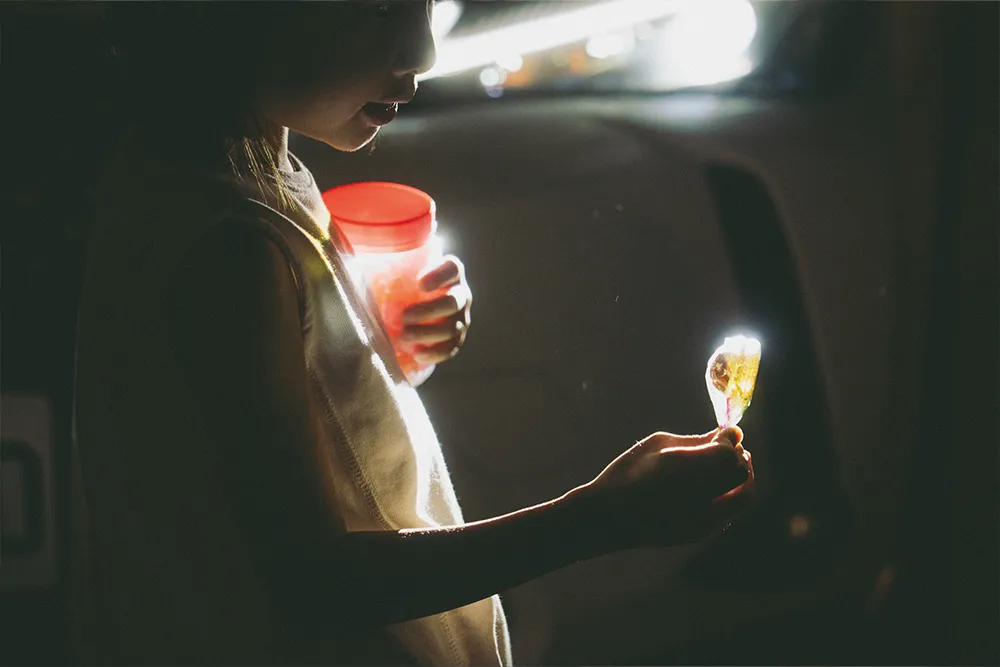 拍攝時，最令薛越印象深刻的，是以UX 車燈在夜色中勾勒糖果輪廓的畫面，創意源自於女兒一句天真的話語。