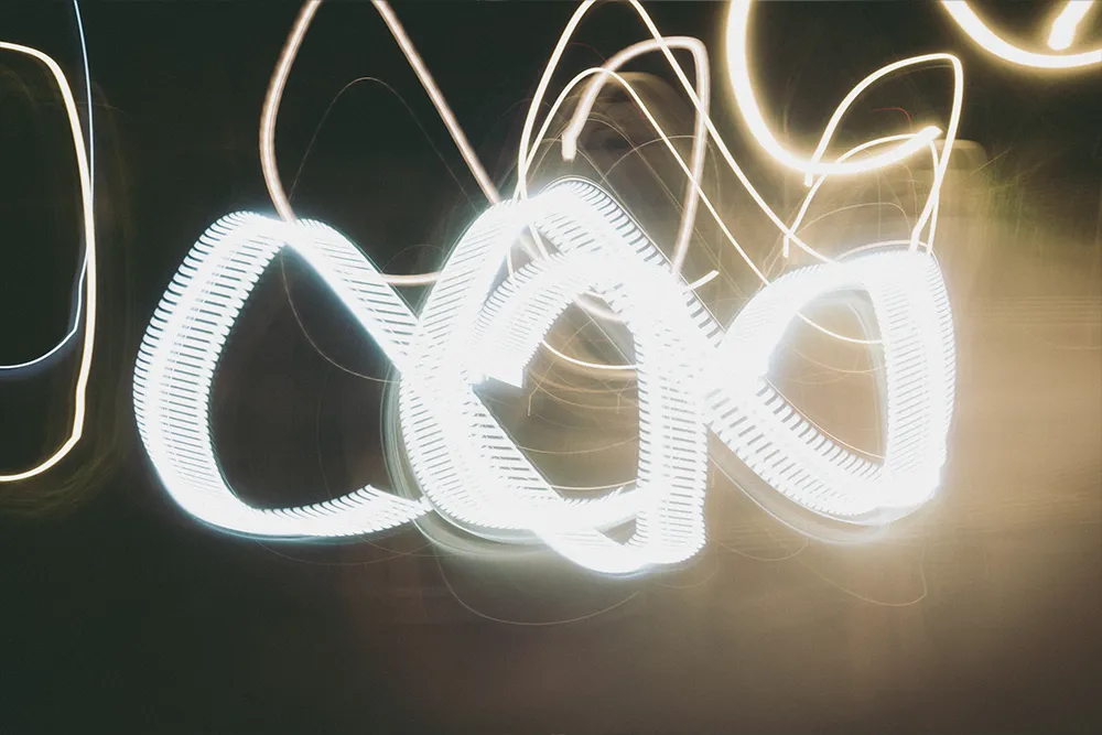 拍攝時，最令薛越印象深刻的，是以UX 車燈在夜色中勾勒糖果輪廓的畫面，創意源自於女兒一句天真的話語。