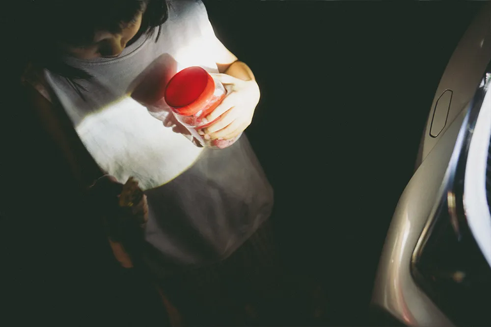 拍攝時，最令薛越印象深刻的，是以UX 車燈在夜色中勾勒糖果輪廓的畫面，創意源自於女兒一句天真的話語。