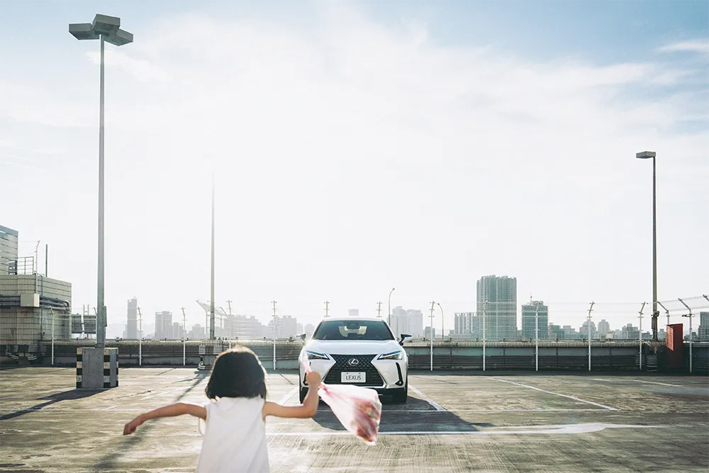 薛越×  UX 300h 乘載甜蜜記憶的光影旅程