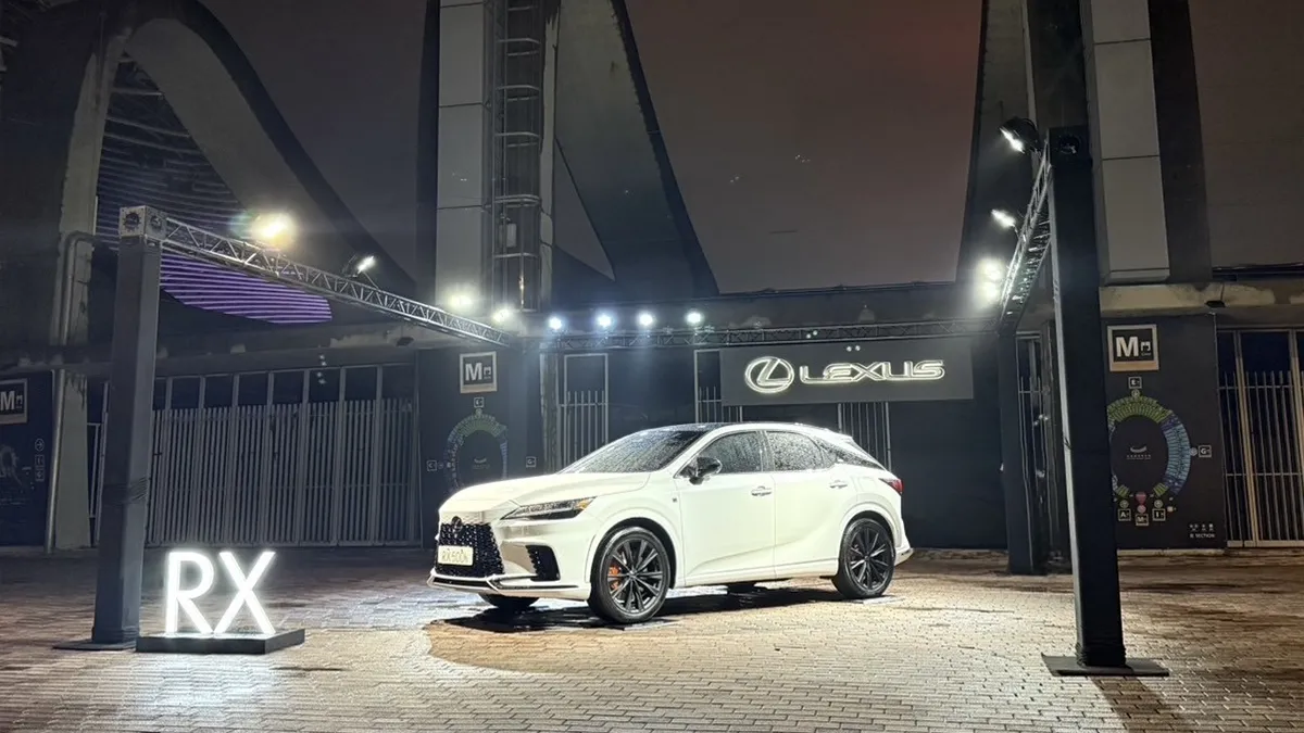 在 Maroon 5 來台演唱期間，Lexus 特別以旗艦車款 LM 之高規格車隊作為專屬座駕