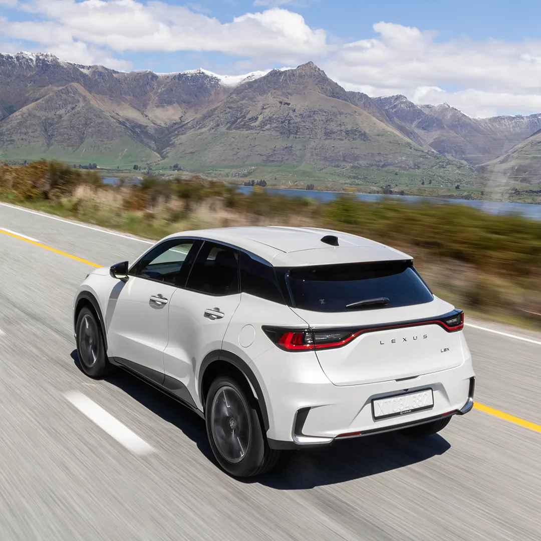 白色LEXUS開往山路