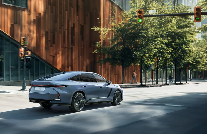 精緻質感與簡約的全新ES車款外觀