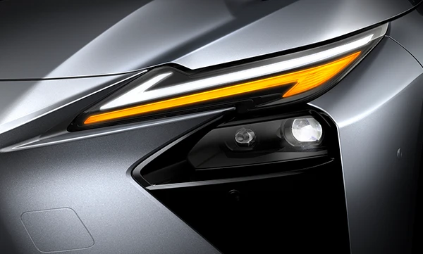 雙箭型頭燈・銳利前視印象