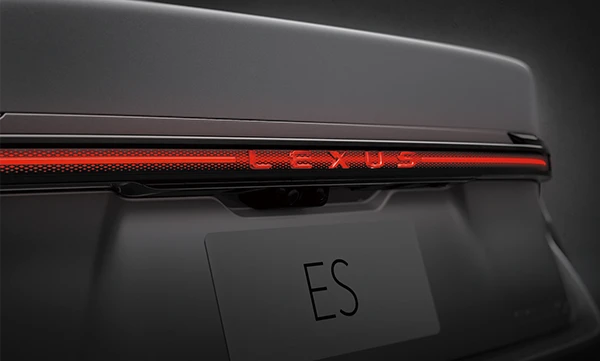 貫穿式尾燈・俐落寬闊識別