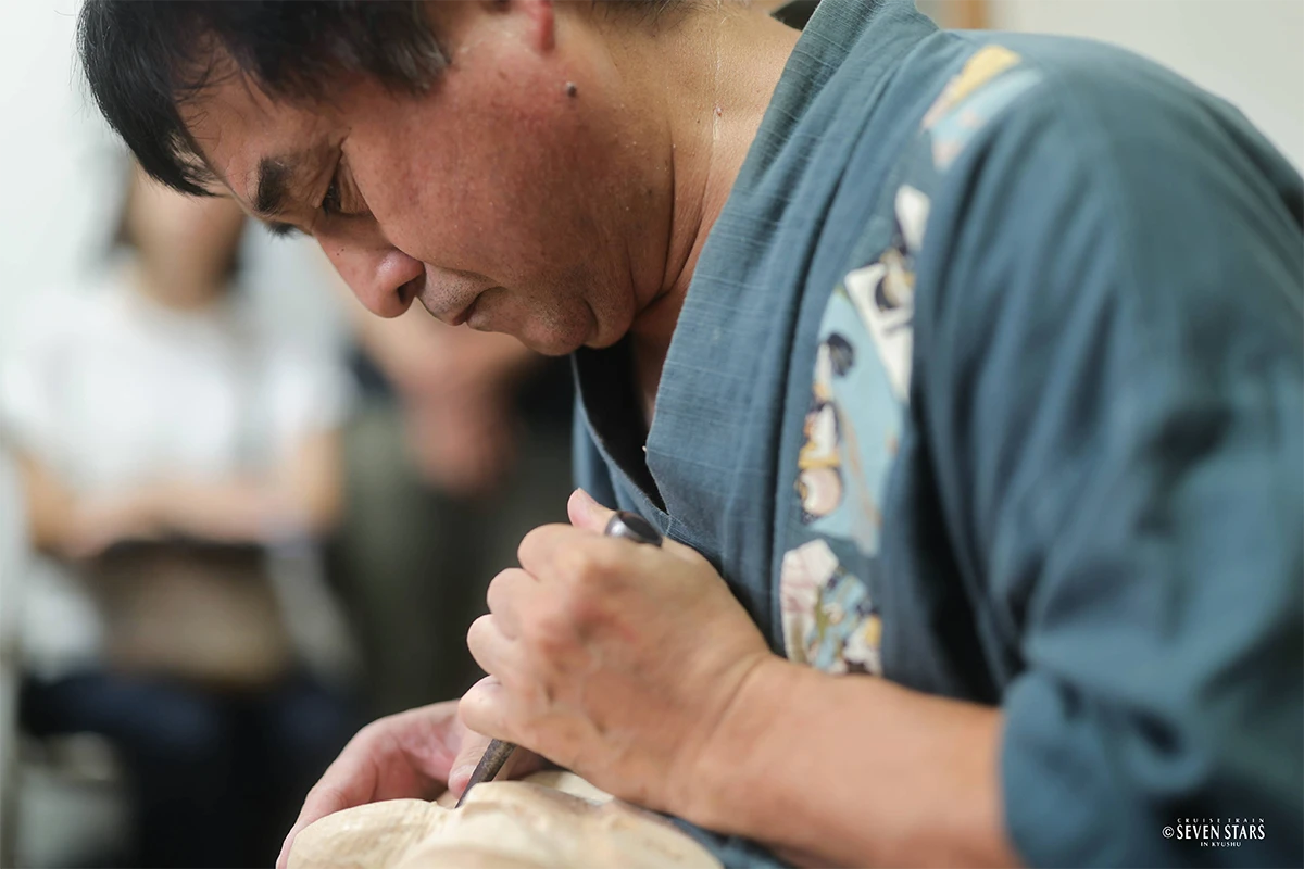 走進工藤浩章先生的工房，近距離欣賞這位雕刻師如何為神樂面具注入生命。